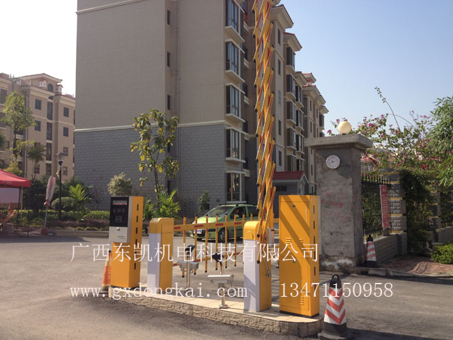 柵欄式雙通道停車場系統(tǒng)現(xiàn)場圖
